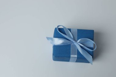 Beyaz arkaplanda izole edilmiş kurdeleli hediye kutuları