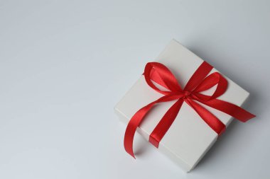 Beyaz arkaplanda izole edilmiş kurdeleli hediye kutuları