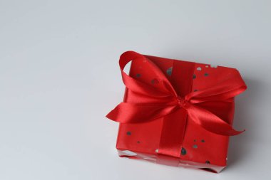 Beyaz arkaplanda izole edilmiş kurdeleli hediye kutuları