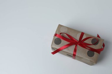 Beyaz arkaplanda izole edilmiş kurdeleli hediye kutuları