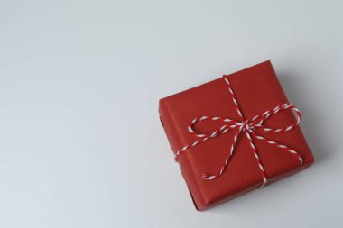 Beyaz arkaplanda izole edilmiş kurdeleli hediye kutuları