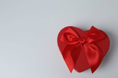 Beyaz arkaplanda izole edilmiş kurdeleli hediye kutuları