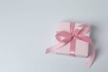 Beyaz arkaplanda izole edilmiş kurdeleli hediye kutuları