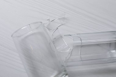 Beyaz zemin üzerinde kırık cam parçaları