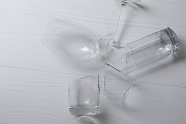 Beyaz zemin üzerinde kırık cam parçaları