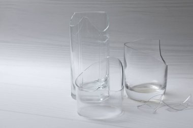 Beyaz zemin üzerinde kırık cam parçaları