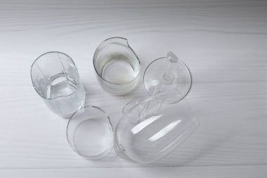 Beyaz zemin üzerinde kırık cam parçaları