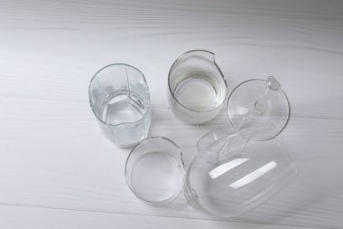 Beyaz zemin üzerinde kırık cam parçaları