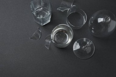 Siyah zemin üzerinde kırık cam parçaları.