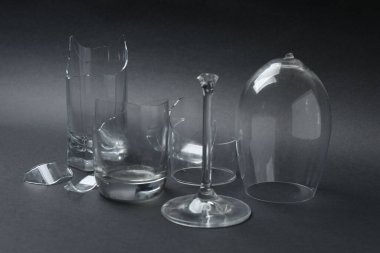 Siyah zemin üzerinde kırık cam parçaları.