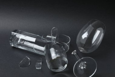 Siyah zemin üzerinde kırık cam parçaları.