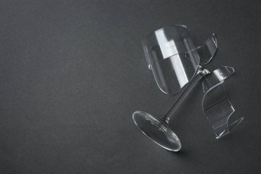 Siyah zemin üzerinde kırık cam parçaları.