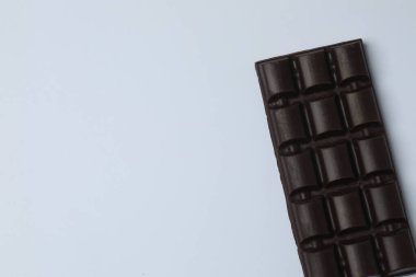 Beyaz arka planda çikolata izole edilmiş bir çikolata manzarası.