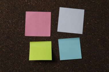 bir not kağıdına mantar pano