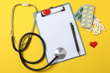 Tıbbi steteskop, kırmızı kalp ve kardiyogram. EKG, nabız, kalp damar tıkanıklığı, kardiyogram. Kardiyogramdaki darbe izi ve kalp konsepti. Sağlık hizmeti. Metin için boşluk