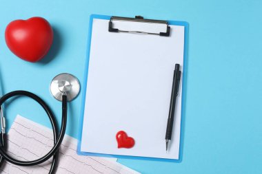 Tıbbi steteskop, kırmızı kalp ve kardiyogram. EKG, nabız, kalp damar tıkanıklığı, kardiyogram. Kardiyogramdaki darbe izi ve kalp konsepti. Sağlık hizmeti. Metin için boşluk