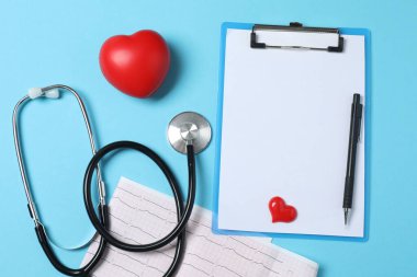 Tıbbi steteskop, kırmızı kalp ve kardiyogram. EKG, nabız, kalp damar tıkanıklığı, kardiyogram. Kardiyogramdaki darbe izi ve kalp konsepti. Sağlık hizmeti. Metin için boşluk
