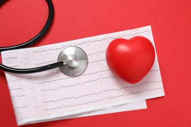 Tıbbi steteskop, kırmızı kalp ve kardiyogram. EKG, nabız, kalp damar tıkanıklığı, kardiyogram. Kardiyogramdaki darbe izi ve kalp konsepti. Sağlık hizmeti. Metin için boşluk