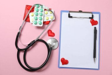 Tıbbi steteskop, kırmızı kalp ve kardiyogram. EKG, nabız, kalp damar tıkanıklığı, kardiyogram. Kardiyogramdaki darbe izi ve kalp konsepti. Sağlık hizmeti. Metin için boşluk