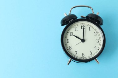 metin için alanı olan arkaplanda siyah alarmlı saat