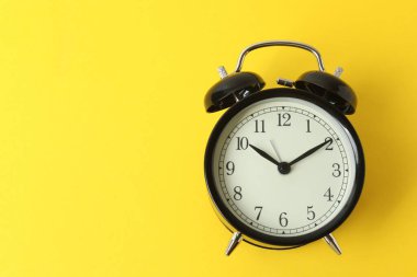 metin için alanı olan arkaplanda siyah alarmlı saat