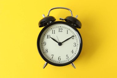 metin için alanı olan arkaplanda siyah alarmlı saat