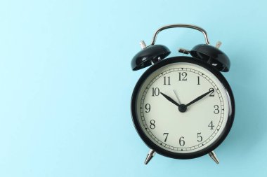 metin için alanı olan arkaplanda siyah alarmlı saat