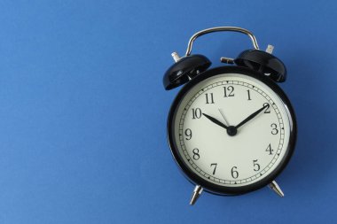 metin için alanı olan arkaplanda siyah alarmlı saat