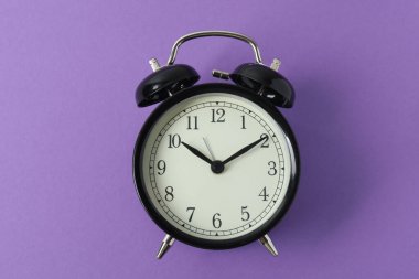 metin için alanı olan arkaplanda siyah alarmlı saat