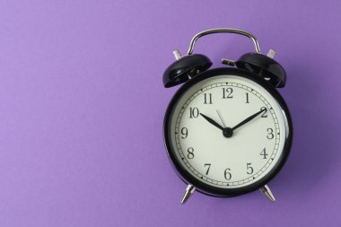 metin için alanı olan arkaplanda siyah alarmlı saat