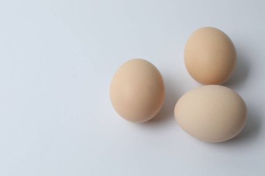 Sepette tavuk yumurtası, beyaz arka planda izole edilmiş.