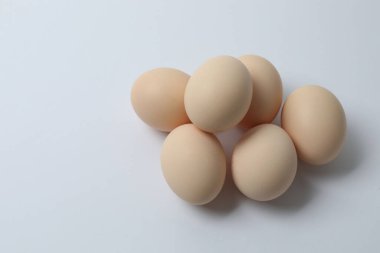 Sepette tavuk yumurtası, beyaz arka planda izole edilmiş.