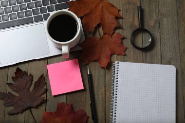 Fotoğraf düz yatıyordu dizüstü bilgisayar klavye bardak içki etiketi klasör klips sarmal kopya kitap kalem sarı yapraklı izole kahverengi arkaplan boş boşluk