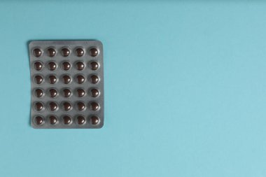 Mavi arka planda su toplayan haplar.