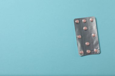 Mavi arka planda su toplayan haplar.