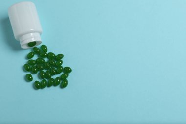 Mavi arka planda su toplayan haplar.