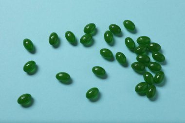 Mavi arka planda su toplayan haplar.