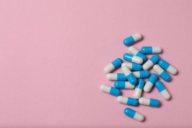 Pembe arka planda su toplayan haplar ve metin için yer.