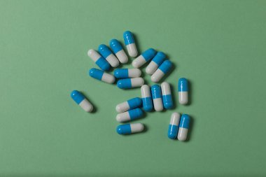 Yeşil zemin üzerine su toplayan haplar ve metin için yer.