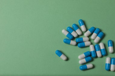 Yeşil zemin üzerine su toplayan haplar ve metin için yer.