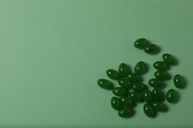 Yeşil zemin üzerine su toplayan haplar ve metin için yer.