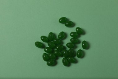 Yeşil zemin üzerine su toplayan haplar ve metin için yer.