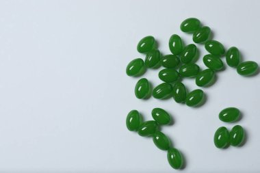 Kabarcık paketlerindeki haplar beyaz bir arkaplanda, mesaj için izole edilmiş.