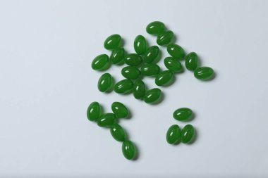 Kabarcık paketlerindeki haplar beyaz bir arkaplanda, mesaj için izole edilmiş.