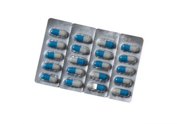 Kabarcık paketlerindeki haplar beyaz bir arkaplanda, mesaj için izole edilmiş.