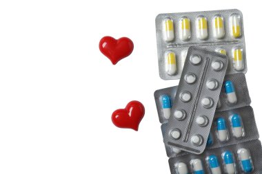 Kabarcık paketlerindeki haplar beyaz bir arkaplanda, mesaj için izole edilmiş.