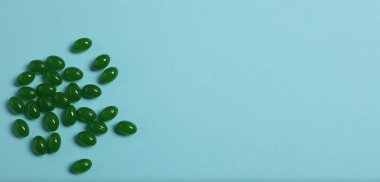 Su toplayan haplar arka planda, pankartta