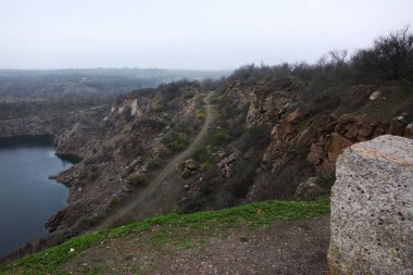 Kayalık kayalıklarla çevrili büyük bir taş göl.