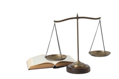 Hukuk konsepti. Kanun kitabı, yargıç tokmağı, terazi, kelepçe, mahkeme salonunda ya da kolluk kuvvetlerinde masalarda para. beyaz arkaplan.