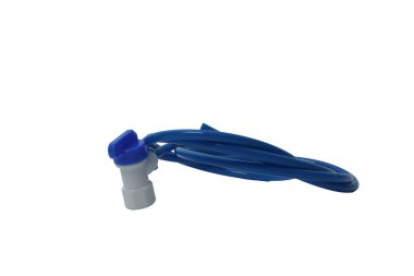 Beyaz arka planda izole edilmiş hortumlu musluk